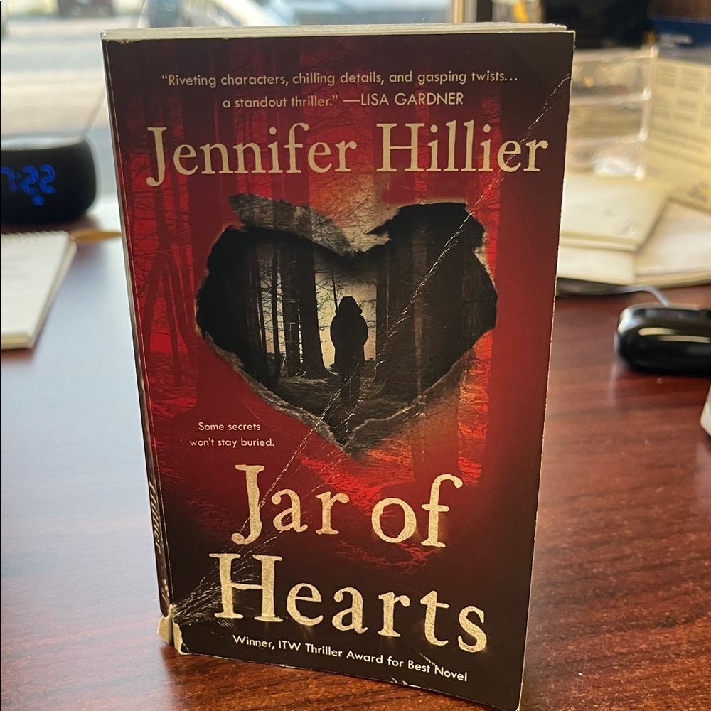 Jennifer Hillier "Jar of Hearts" Paperback Thriller - Red Cover